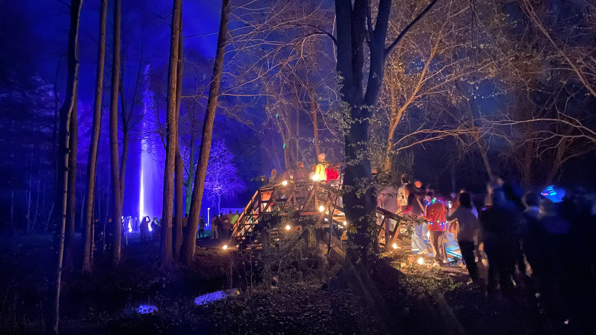 Ein Bild, das Baum, draußen, Dunkelheit, Menschen enthält.

Automatisch generierte Beschreibung