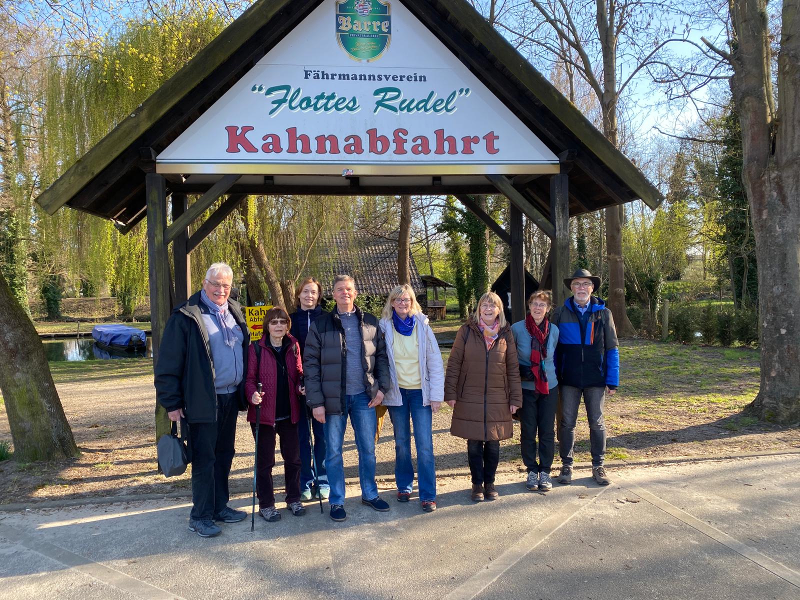 Ein Bild, das draußen, Baum, Kleidung, Person enthält.

Automatisch generierte Beschreibung