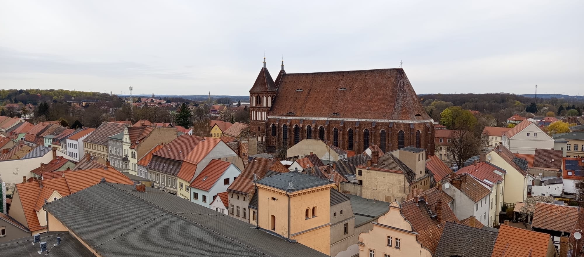 Ein Bild, das draußen, Gebäude, Himmel, Dach enthält.

Automatisch generierte Beschreibung