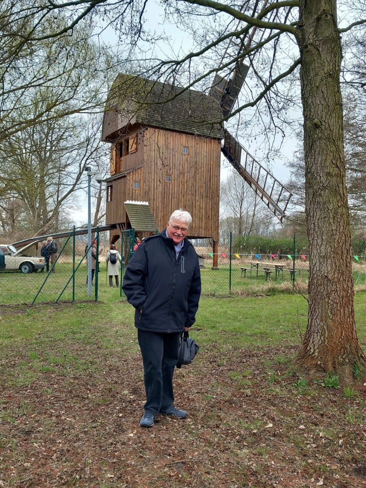 Ein Bild, das draußen, Gras, Kleidung, Baum enthält.

Automatisch generierte Beschreibung