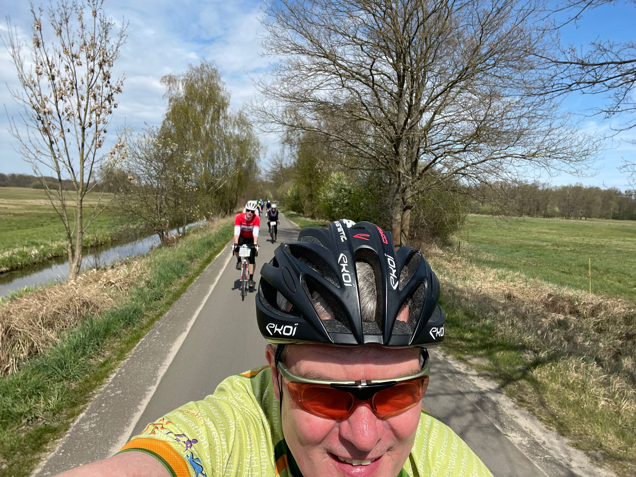 Ein Bild, das draußen, Gras, Person, Himmel enthält.

Automatisch generierte Beschreibung