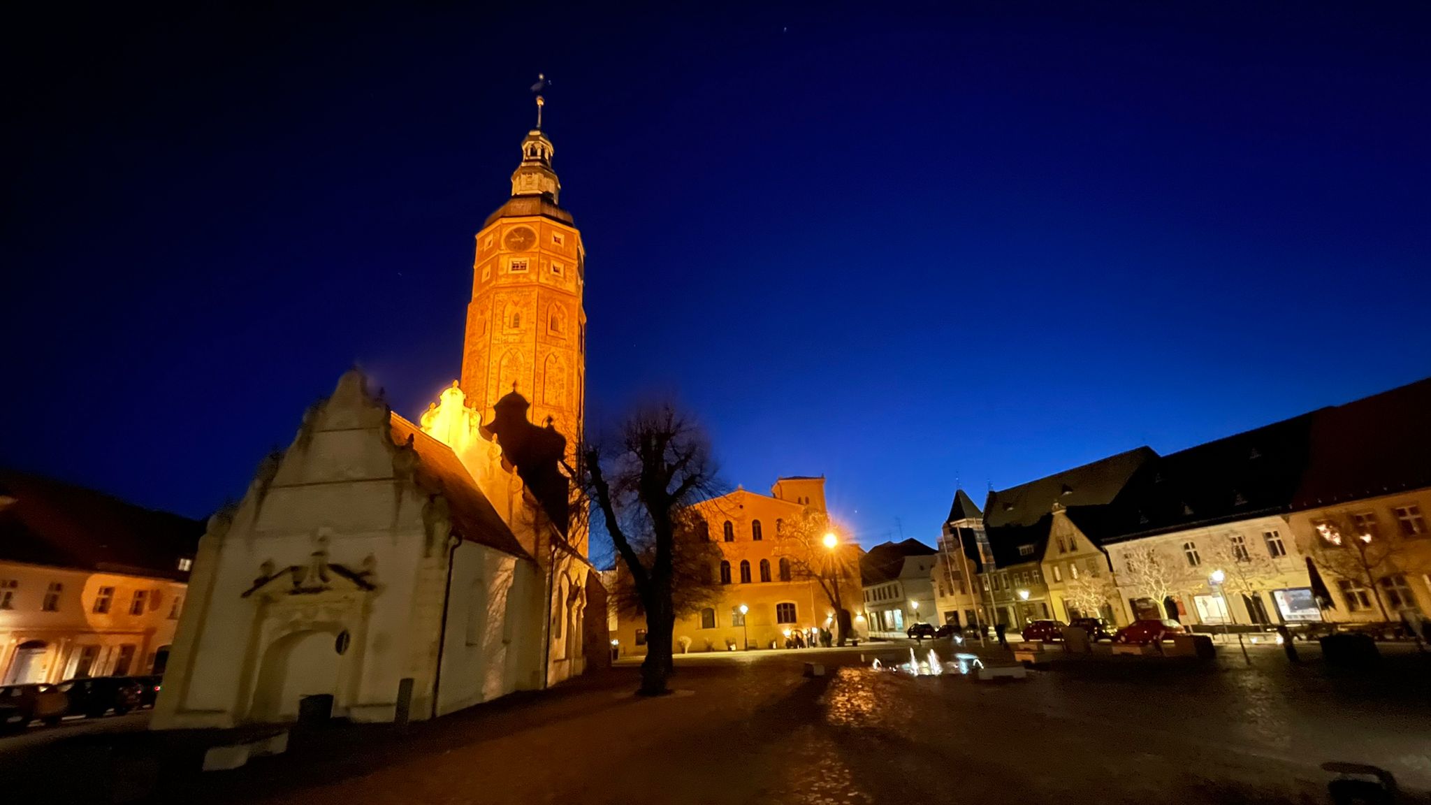 Ein Bild, das draußen, Himmel, Nacht, Wahrzeichen enthält.

Automatisch generierte Beschreibung