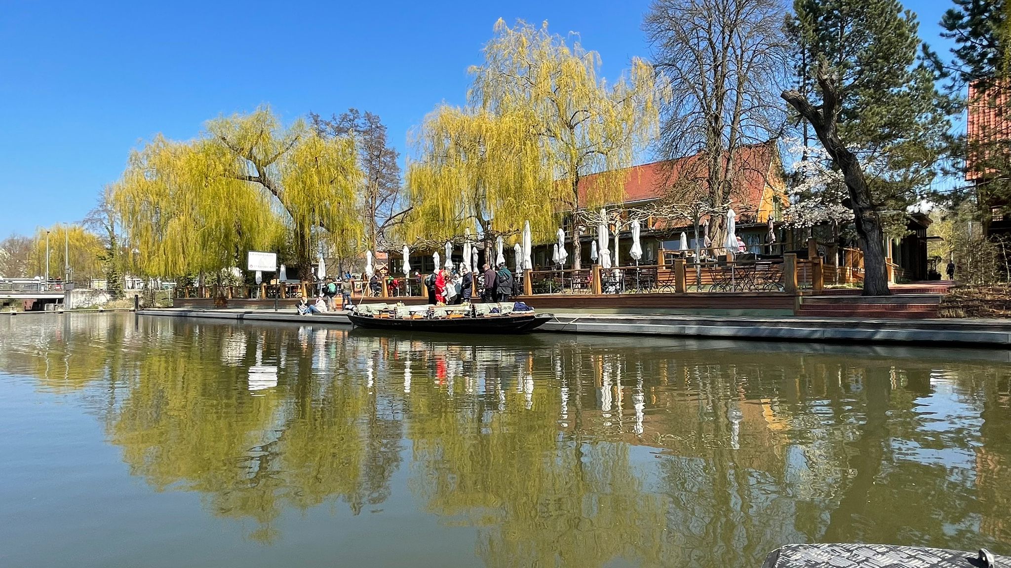 Ein Bild, das draußen, Himmel, Wasser, Gebäude enthält.

Automatisch generierte Beschreibung