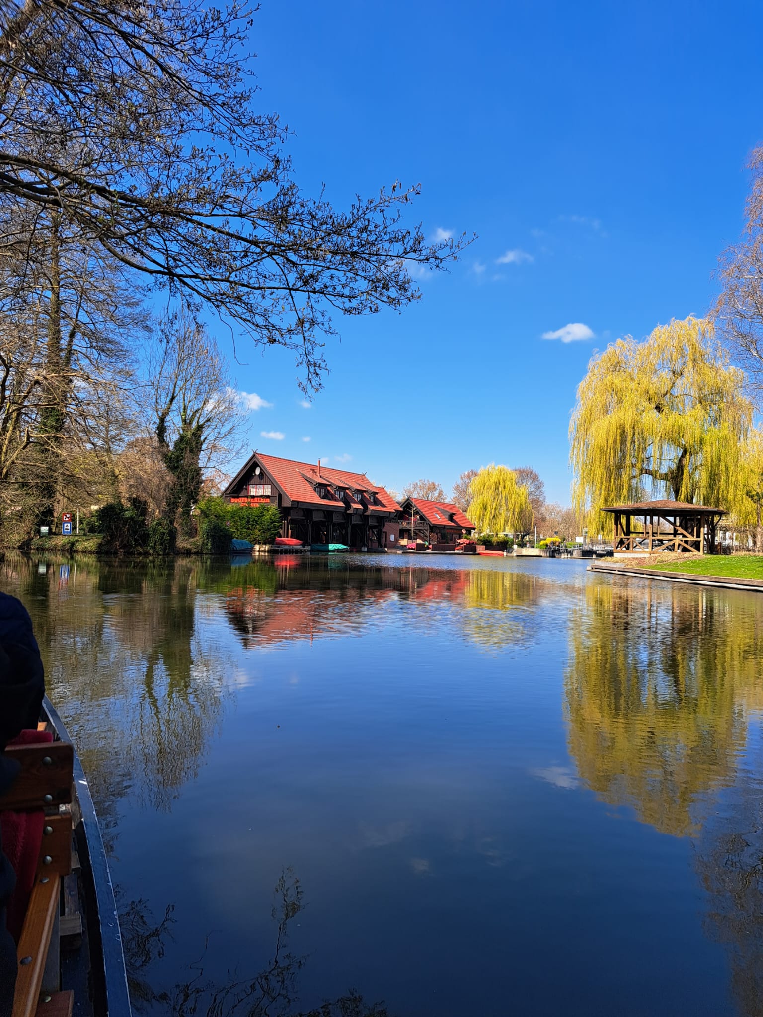 Ein Bild, das draußen, Himmel, Wasser, Spiegelung enthält.

Automatisch generierte Beschreibung