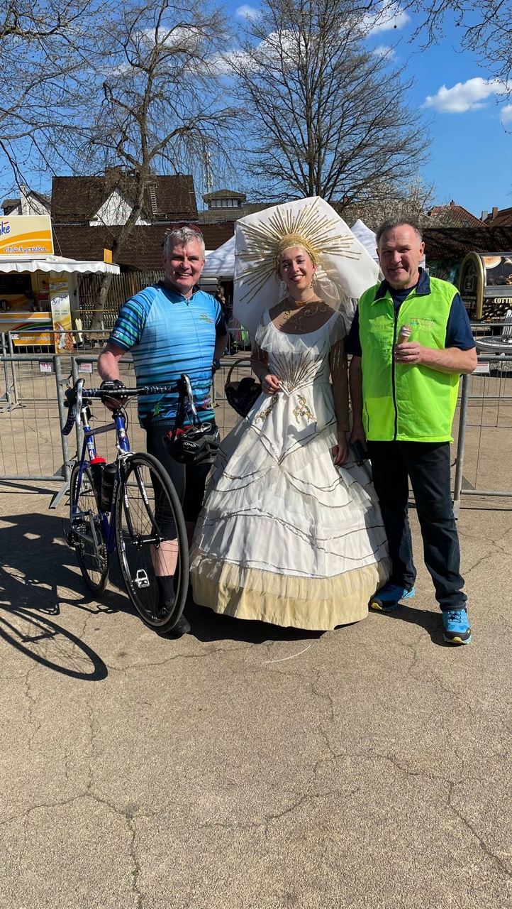 Ein Bild, das draußen, Person, Kleidung, Rad enthält.

Automatisch generierte Beschreibung