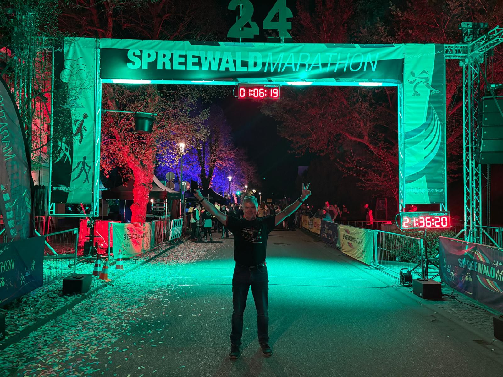 Ein Bild, das draußen, Person, Menschen, Gelände enthält.

Automatisch generierte Beschreibung