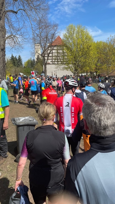 Ein Bild, das draußen, Person, Schuhwerk, Kleidung enthält.

Automatisch generierte Beschreibung