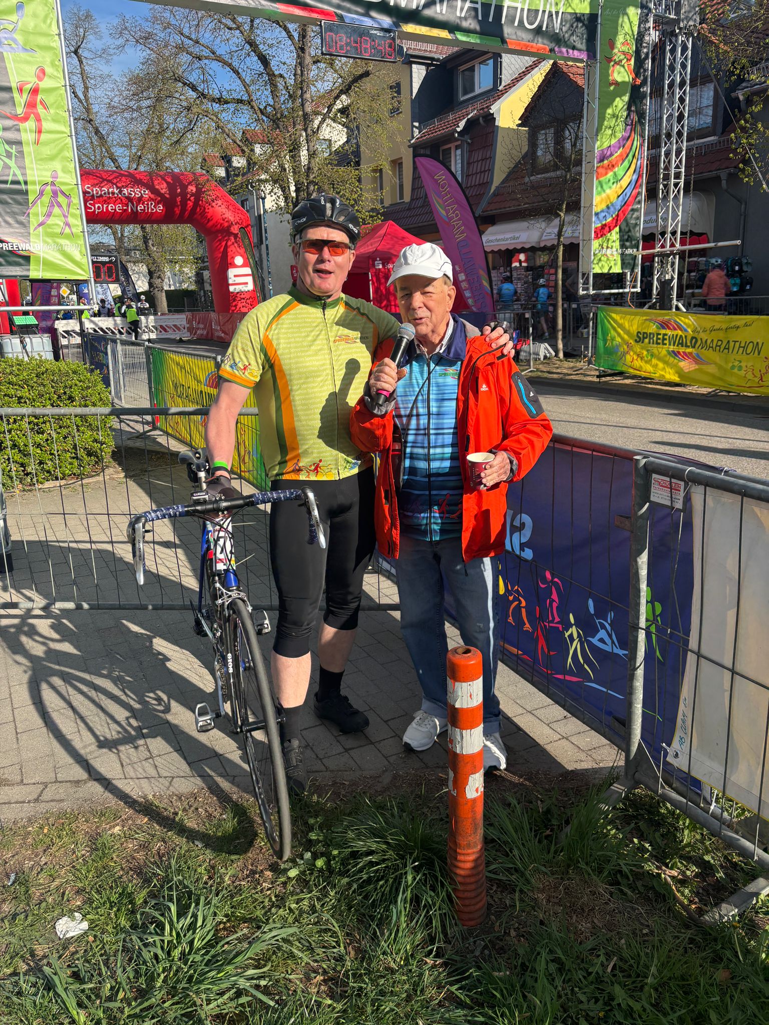 Ein Bild, das draußen, Rad, Person, Fahrradreifen enthält.

Automatisch generierte Beschreibung