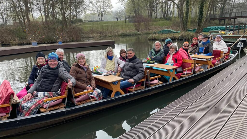 Ein Bild, das draußen, Wasser, See, Menschen enthält. Automatisch generierte Beschreibung