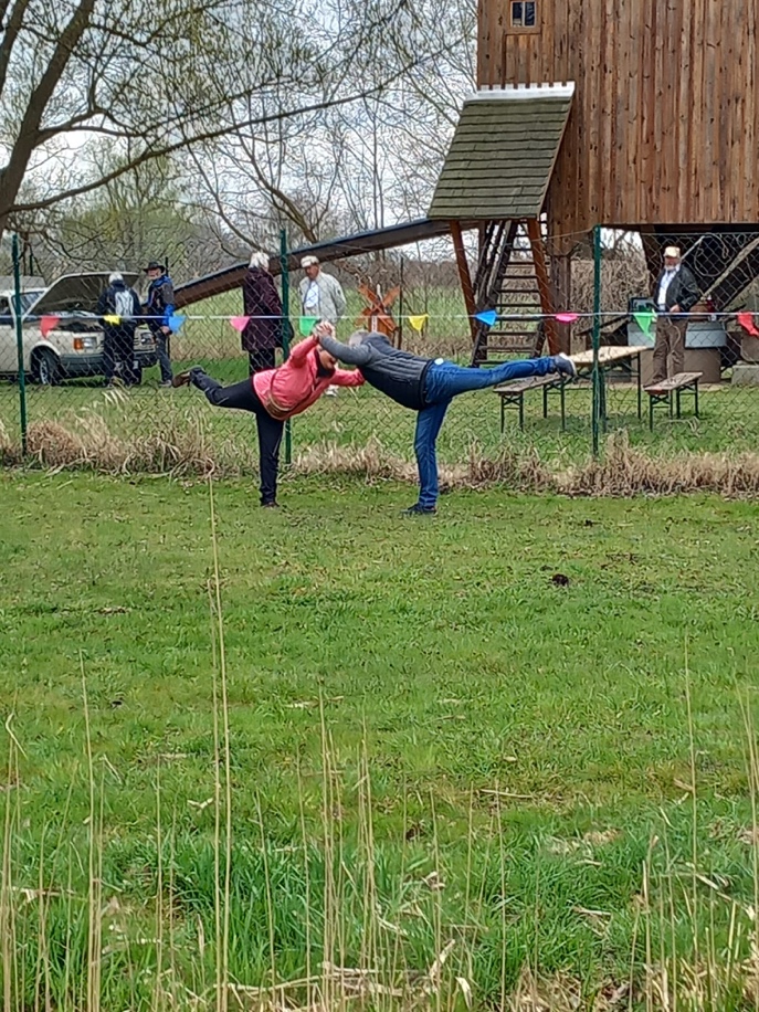 Ein Bild, das Gras, draußen, Spielplatz, Pflanze enthält.

Automatisch generierte Beschreibung