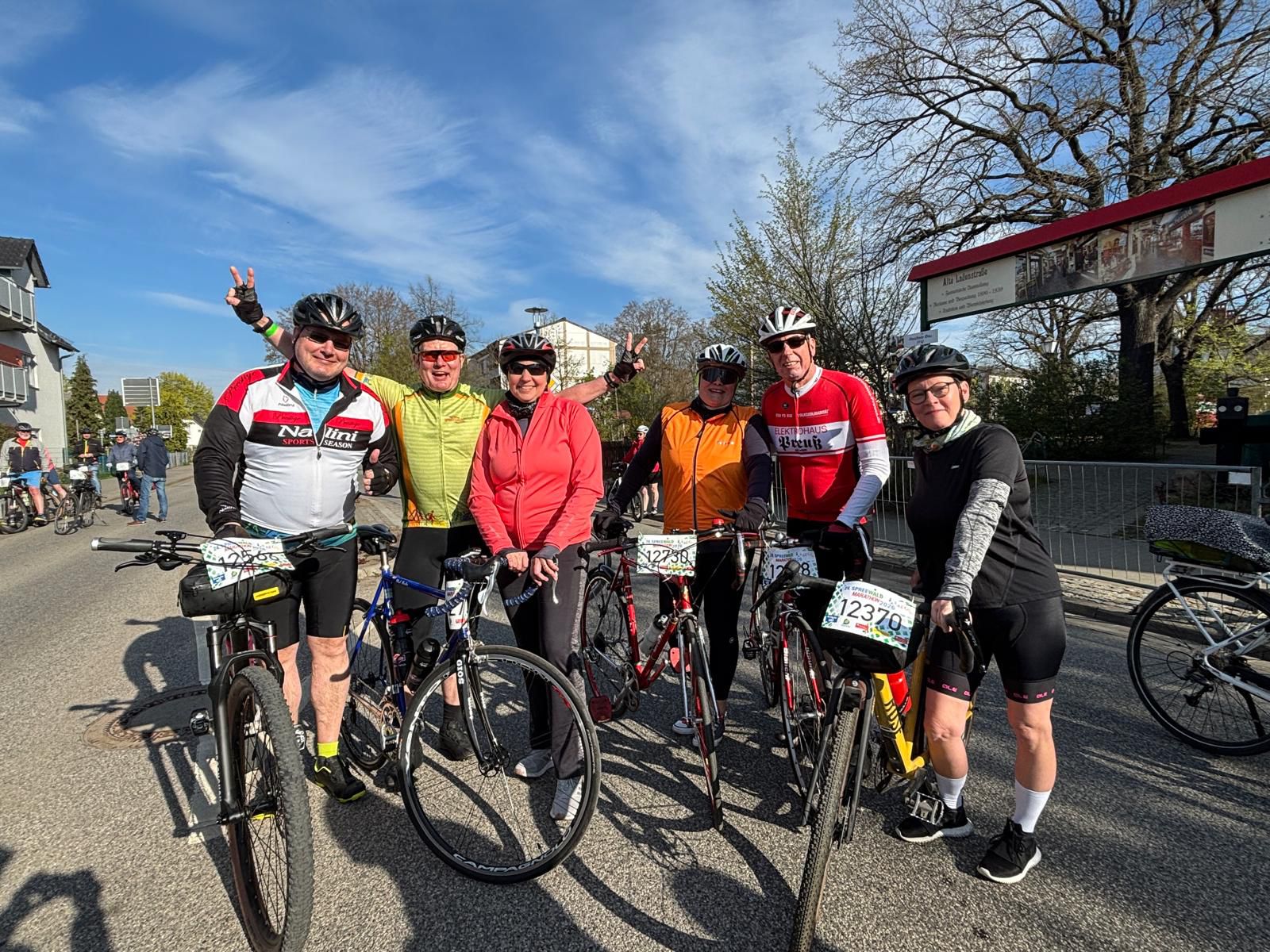 Ein Bild, das Himmel, draußen, Fahrradreifen, Rad enthält.

Automatisch generierte Beschreibung