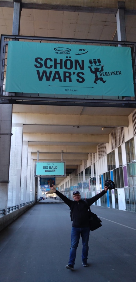 Ein Bild, das Kleidung, Gebäude, Text, Schuhwerk enthält.

Automatisch generierte Beschreibung