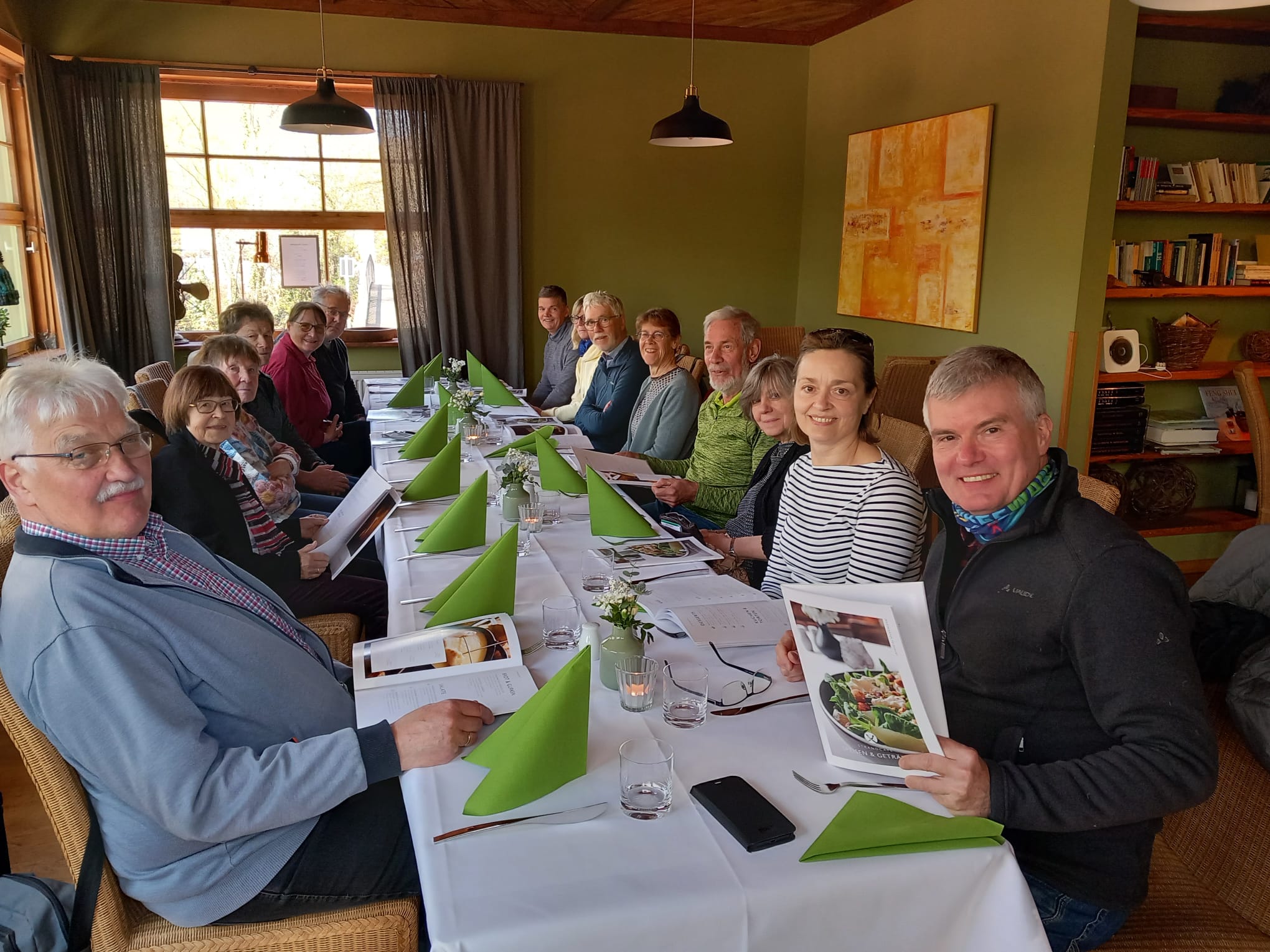 Ein Bild, das Kleidung, Im Haus, Person, Mann enthält.

Automatisch generierte Beschreibung