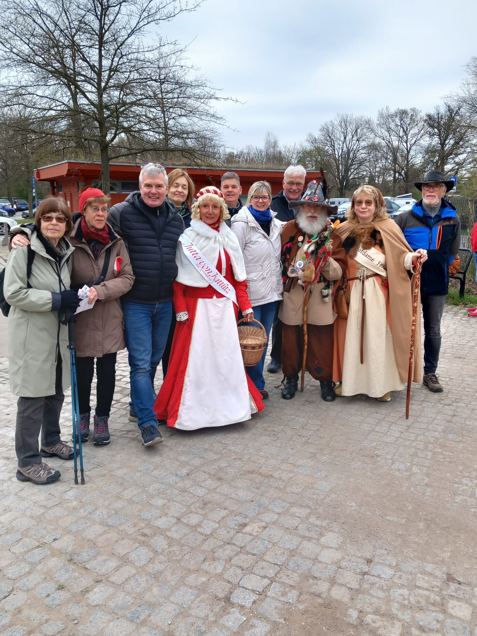 Ein Bild, das Kleidung, Person, Schuhwerk, Himmel enthält.

Automatisch generierte Beschreibung