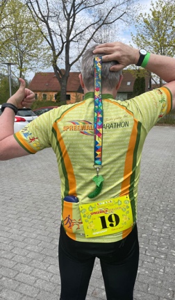 Ein Bild, das Person, draußen, Kleidung, Baum enthält.

Automatisch generierte Beschreibung