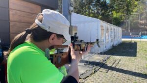 Ein Bild, das Person, Kleidung, draußen, Baum enthält. Automatisch generierte Beschreibung