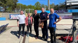 Ein Bild, das Person, Kleidung, draußen, Schuhwerk enthält. Automatisch generierte Beschreibung