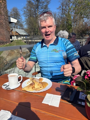 Ein Bild, das Person, Kleidung, Geschirr, Mahlzeit enthält.

Automatisch generierte Beschreibung