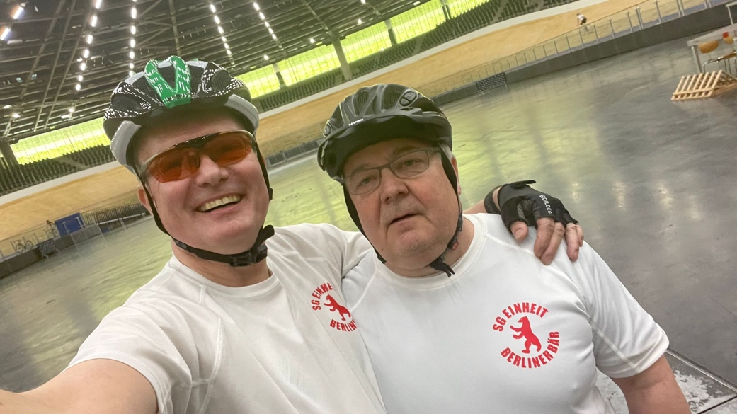 Ein Bild, das Person, Menschliches Gesicht, Kleidung, Lächeln enthält.

Automatisch generierte Beschreibung