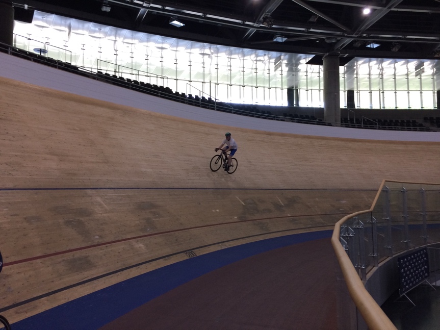 Ein Bild, das Sportausrüstung, Fahrrad, Im Haus, fahren enthält.

Automatisch generierte Beschreibung