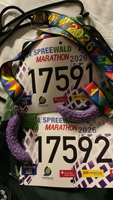 Ein Bild, das Text, Geburtstagstorte, Dekoriert, Im Haus enthält.

Automatisch generierte Beschreibung